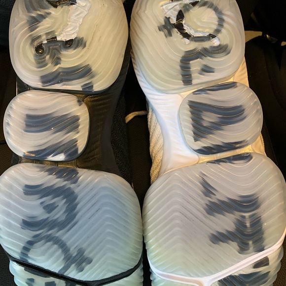 Lebron 16 “Equality” white/black basketball shoe - Picture 2 of 3